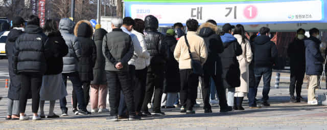 창원시 의창구 창원종합버스터미널 앞에 마련된 코로나19 임시선별검사소에서 시민들이 검사를 기다리고 있다./경남신문 자료사진/