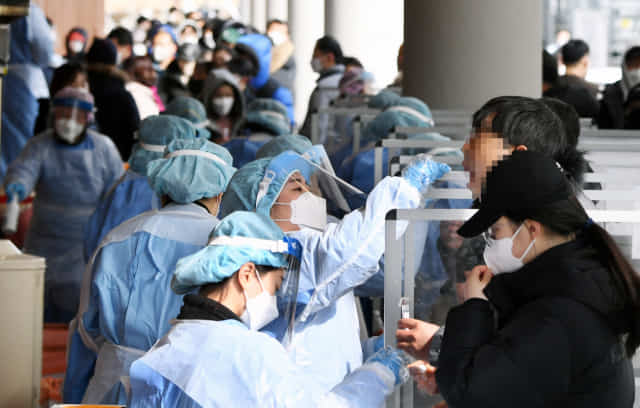 창원시 의창구 한양대학교 창원한마음병원 코로나19 선별진료소에서 시민들이 검사를 받고 있다./경남신문 자료사진/