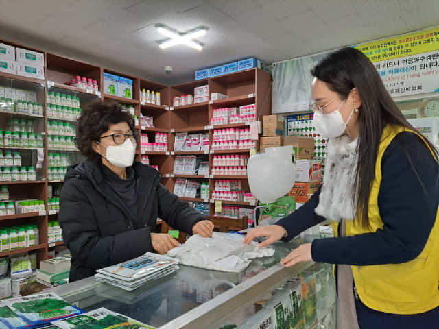 김해시정신건강복지센터 관계자가 지역 내 농약판매업소를 방문해 자살예방 캠페인을 진행하고 있다./김해시정신건강복지센터/