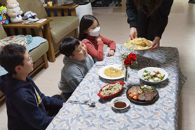 박민지양의 요리를 보고 즐거워하고 있는 가족.