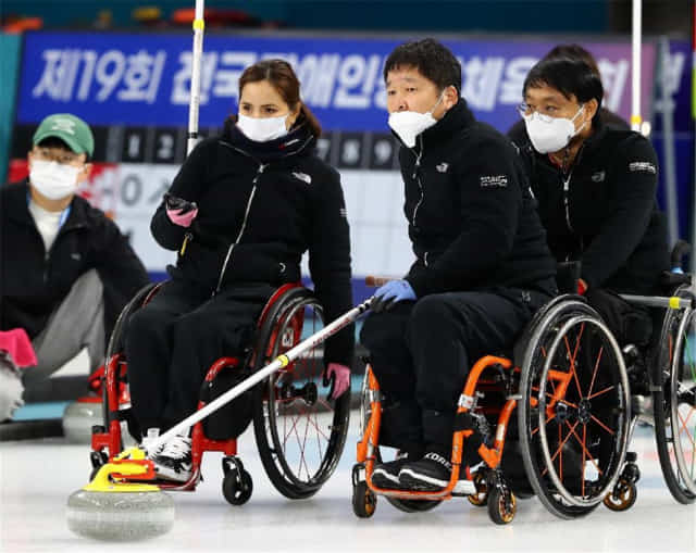 제19회 전국장애인동계체육대회에서 경남 대표로 참가한 휠체어컬링팀이 경기를 펼치고 있다./경남장애인체육회/