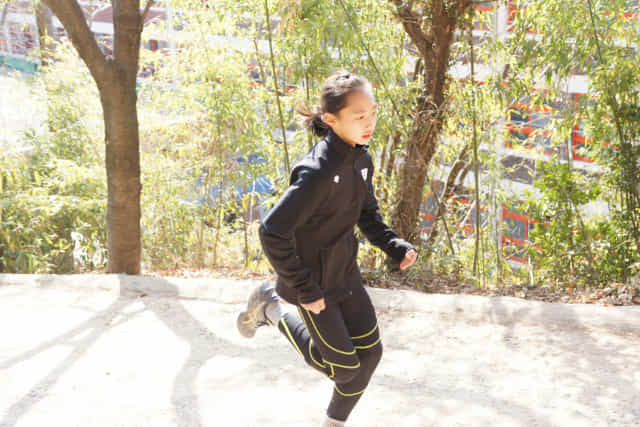지난 15일 박민주 학생이 사천초등학교 뒤 수양공원 언덕길에서 훈련을 하고 있다./이민영 기자/