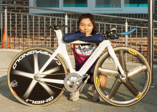 지난 3일 김해 진영고에서 박은비 선수가 자전거를 곁에 두고 포즈를 취하고 있다.