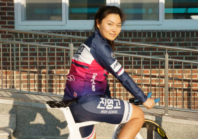 지난 3일 김해 진영고에서 박은비 선수가 자전거를 곁에 두고 포즈를 취하고 있다.