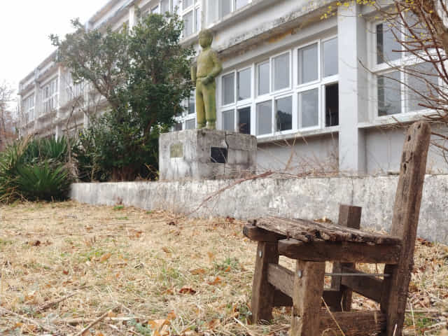 14일 오전 의령군 소재 폐교된 궁류초 평촌분교 앞에 낡은 의자가 놓여 있다. 평촌분교는 1998년 폐교된 이후 의령예술촌 건물로 활용되다가 현재는 방치돼 있다.