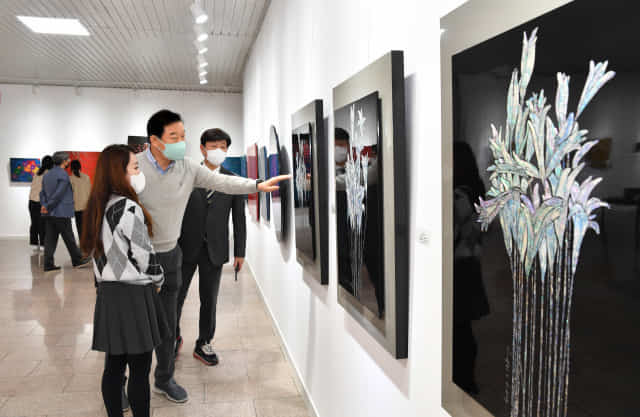 경남 교통문화연수원 T갤러리에서 ‘천년의 옻칠을 만나다’ 전시가 열리고 있다./전강용 기자/