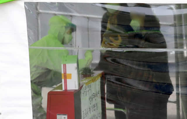 창원 만남의광장 코로나19 임시 선별진료소에서 시민들이 유전자증폭검사(PCR)를 받고 있다./경남신문 자료사진/