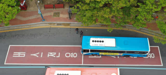 13일 오후 창원시 의창구의 버스베이가 설치된 한 시내버스 정류장. 버스가 주행차로에 표시된 버스전용 구역으로 정차하자 승객들이 탑승하고 있다./김승권 기자/