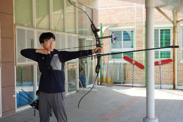 지난 6일 경남체육고등학교 양궁연습장에서 이찬주 선수가 활시위를 당기고 있다.