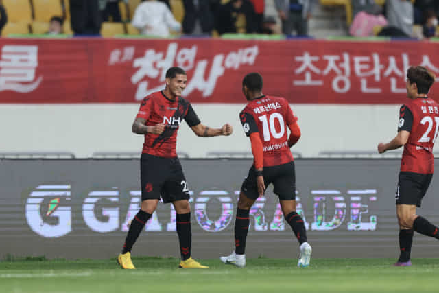 경남FC 티아고가 서울이랜드FC와의 하나원큐 K리그2 2022 11라운드 경기에서 골을 넣고 기뻐하고 있다./한국프로축구연맹/