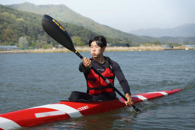 지난 20일 김해 서낙동강에서 카누를 타고 훈련을 하고 있는 창원중앙고 장준혁.