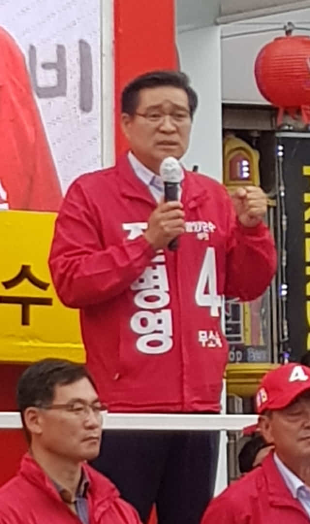 무소속 진병영 함양군수 후보가 연설을 하고 있다./서희원 기자/