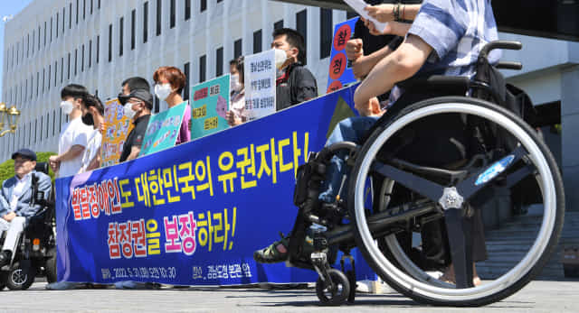 창원장애인인권센터 회원들이 31일 경남도청 현관 앞에서 발달장애인의 참정권 보장을 촉구하고 있다./김승권 기자/