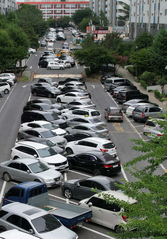 국내 휘발유·경유 가격이 연일 최고가를 경신하고 있는 가운데 23일 오후 2시 창원의 한 아파트 주차장에 차량들이 세워져 있다./김승권 기자/