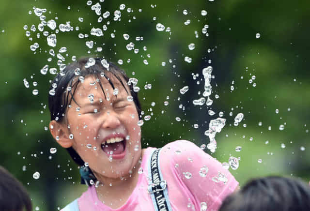 낮 최고 기온이 30도를 웃도는 무더운 날씨를 보인 3일 오후 창원시 성산구 삼동공원 분수대에서 한 어린이가 물놀이를 하고 있다./김승권 기자/