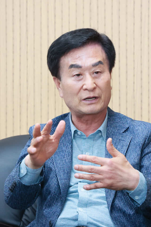 박동식 사천시장이 민선 8기 주요 시책에 대해 이야기하고 있다.