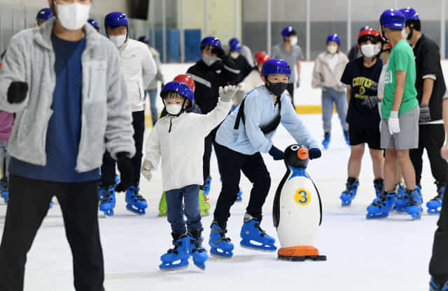 폭염경보가 내려진 10일 오후 창원시 의창스포츠센터 내 빙상장을 찾은 이용객들이 스케이트를 타며 더위를 식히고 있다./성승건 기자/