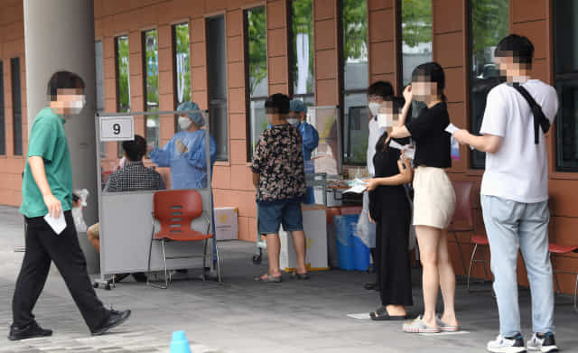 창원한마음병원 선별진료소를 찾은 시민들이 검사 순서를 기다리고 있다./경남신문 자료사진/