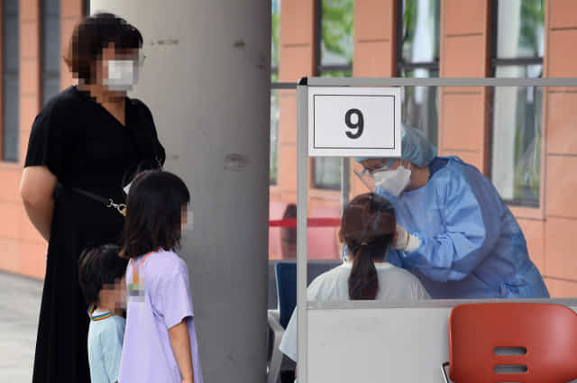 코로나19가 다시 확산하고 있는 12일 창원한마음병원 선별진료소를 찾은 시민들이 검사 를 받고 있다./경남신문 자료사진/