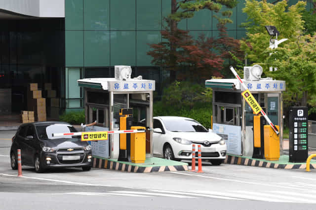 13일 오후 창원컨벤션센터 주차장 요금정산소에서 차량이 정산을 위해 정차하고 있다./성승건 기자/