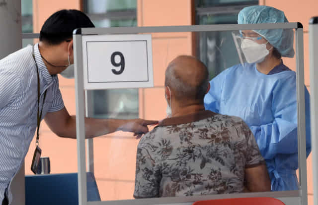 창원한마음병원 선별진료소를 찾은 시민들이 검사를 받고 있다./경남신문 자료사진/