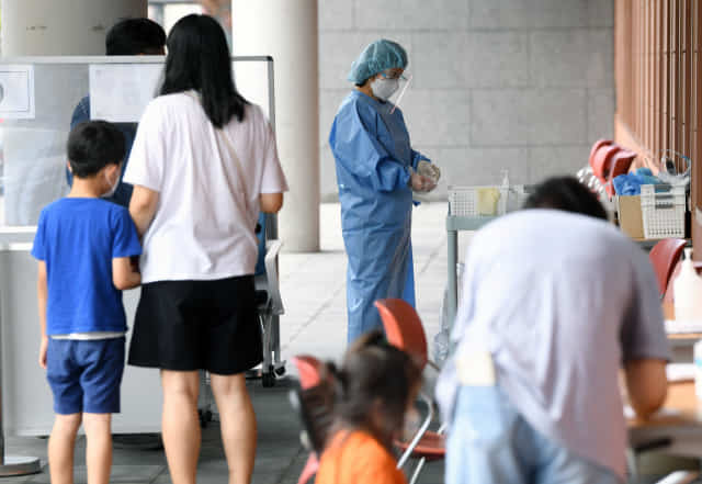 창원한마음병원 선별진료소를 찾은 시민들이 검사를 기다리고 있다./경남신문 자료사진/