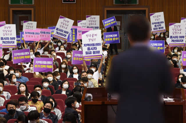 지난 5월 12일 창신대학교 대강당에서 열린 6·1지방선거 도지사후보 토론회에서 참석자들이 손 피켓을 들어 보이고 있다./경남신문DB/