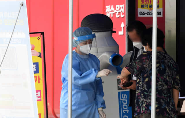창원시보건소 선별진료소에서 한 의료진이 코로나19 검사를 받으러 온 시민들을 안내하고 있다./경남신문 자료사진/