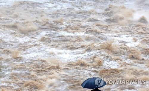 지난 9일 오전 경기도 하남시 팔당댐에서 시민들이 댐에서 방류되는 물을 바라보고 있다. [연합뉴스 자료사진]