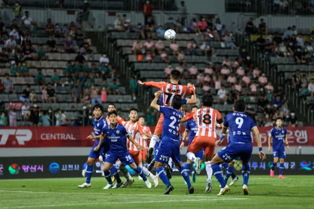 지난 7월 15일 창원축구센터에서 열린 경남FC와 충남아산과의 '2022 하나원큐 K리그2' 27라운드 경기에서 양팀 선수들이 볼 경합을 벌이고 있다./프로축구연맹/
