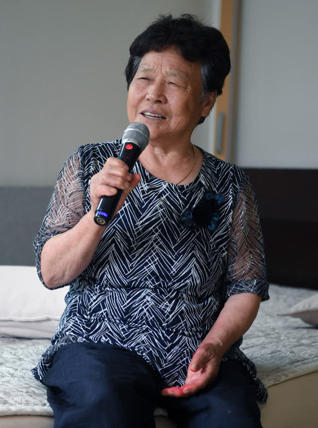 윤기연 할머니가 경로당 노래방 기기 반주에 맞춰 노래를 부르고 있다.