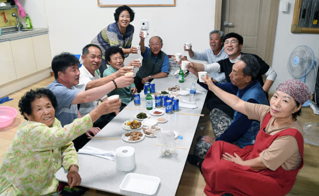 의령군 궁류면 입사마을 경로당에서 주민들과 도영진 기자가 작별에 앞서 건배를 하고 있다.