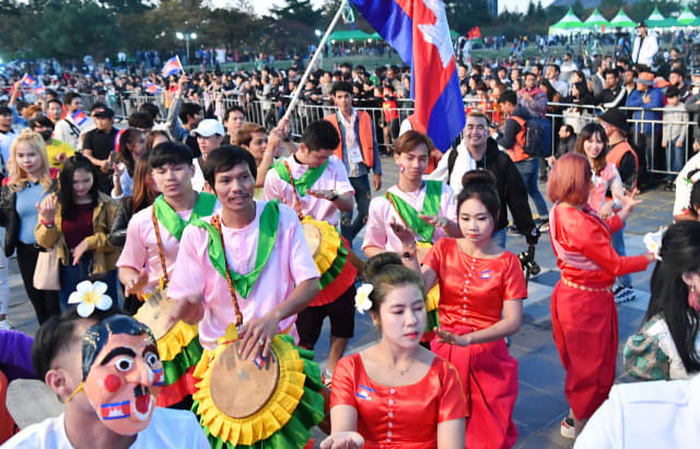 2019년 창원 용지문화공원 일원에서 열린 맘프(MAMF) 축제에서 캄보디아 참가자들이 ‘다문화 퍼레이드’를 하고 있다./경남신문 자료사진/