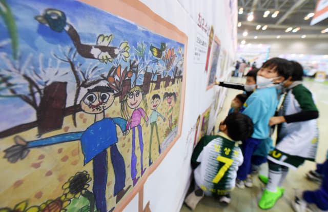 8일 창원컨벤션센터에서 열린 2022창원복지박람회에서 어린이들이 유아그림공모전 수상작을 관람하고 있다./김승권 기자/