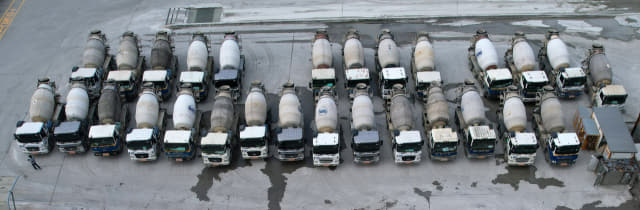 화물연대 총파업 닷새째인 28일 오후 김해시의 한 레미콘 업체에 레미콘 차량이 멈춰 서있다./김승권 기자/