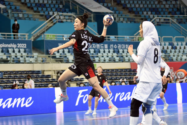 지난달 30일 제19회 아시아여자핸드볼선수권대회에 참가한 한국여자대표팀 이미경이 이란과의 조별예선 경기에서 슛을 시도하고 있다./대한핸드볼협회/