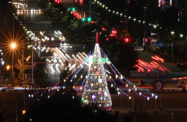 5일 밤 창원시청앞 창원광장에 설치된 대형 크리스마스 트리가 불을 밝히고 있다./김승권 기자/