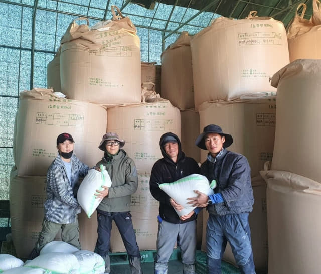 지난 2일 창원시청년농업인연합회 식량작물분과 회원들이 쌀을 옮기고 있다./창원시/