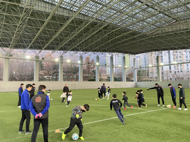 지난 6일 유소년 축구 클리닉에 참여한 유소년 꿈나무들이 창원시청축구단 선수들의 지도로 드리블 훈련을 하고 있다./창원시설공단/