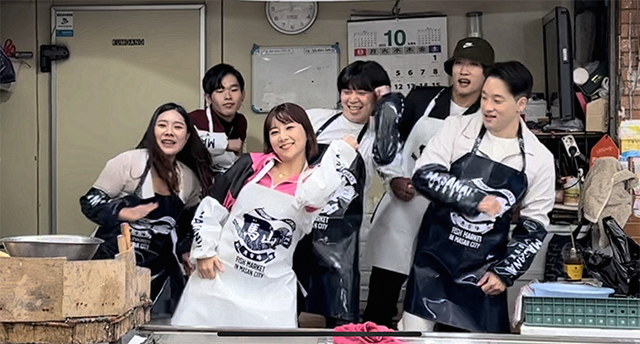 경남청년예술인단체 ‘아트디엠’이 마산어시장 방수앞치마를 입고 춤추고 있다.
