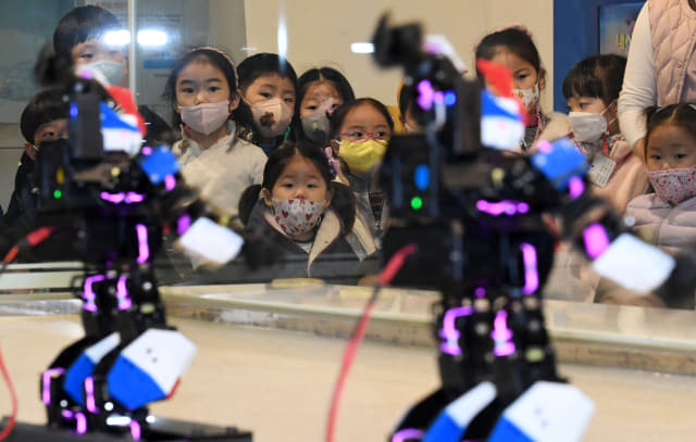 창원과학체험관에서 아이들이 로봇댄스 공연을 관람하고 있다.