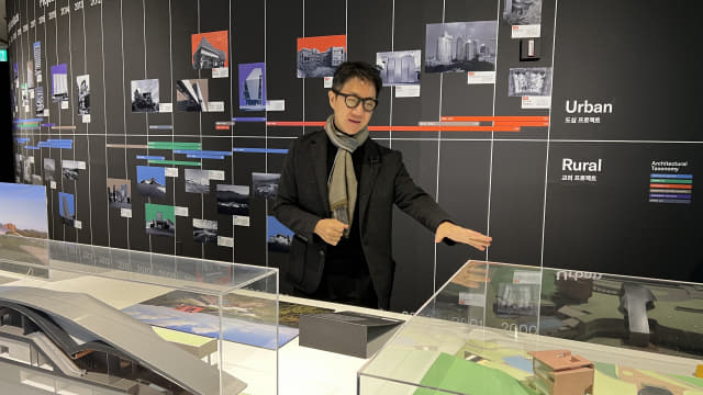 민성진 건축가가 클레이아크 김해미술관에서 열리고 있는 ‘기능과 감각의 레이어링’전에 전시된 작품을 설명하고 있다.