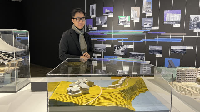 민성진 건축가가 클레이아크 김해미술관에서 열리고 있는 ‘기능과 감각의 레이어링’전에 전시된 작품을 설명하고 있다.