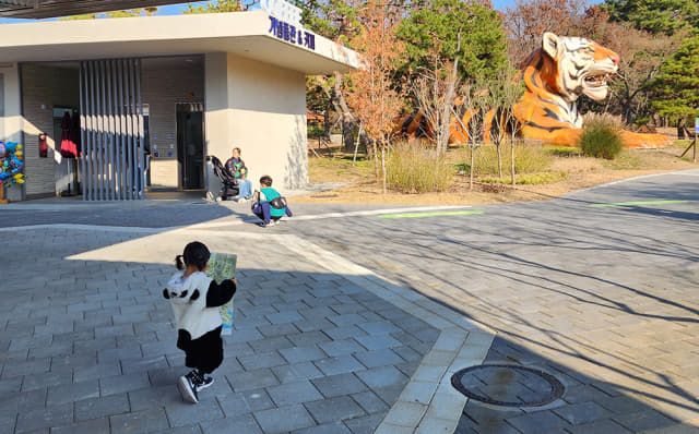 아이의 첫 서울 어린이 대공원 방문. 혼자 지도를 보며 걸어가는 뒷모습에 뭉클해진 기억이 있다.