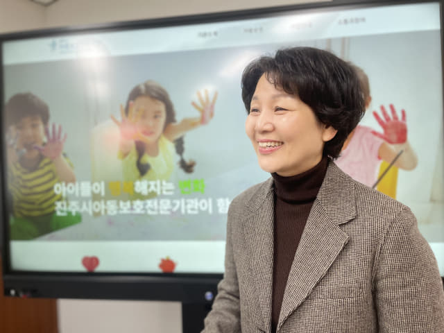 안지현 진주시아동보호전문기관장이 향후 계획을 밝히며 환하게 웃고 있다.