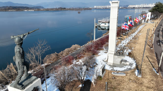 춘천시 근화동 중도뱃터 입구에 2000년 6월 26일 4033㎡규모로 준공된 춘천대첩 기념 평화공원.