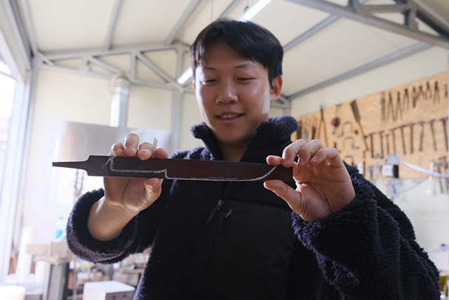 박준영 기자가 분필로 칼 디자인을 하고 자랑하고 있다.
