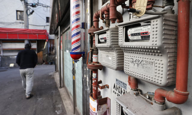 전국적으로 강추위가 찾아오며 난방비 급등 우려가 커지고 있는 가운데 24일 서울 시내 한 주택 가스계량기 모습. 난방비에 해당하는 도시가스 요금과 열 요금은 최근 1년 동안 각각 38.4％, 37.8％ 올랐다. 연합뉴스