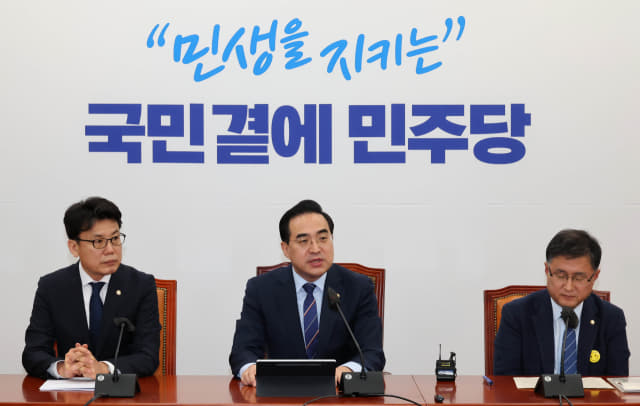 더불어민주당 박홍근 원내대표가 31일 국회에서 열린 원내대책회의에서 발언하고 있다. 연합뉴스