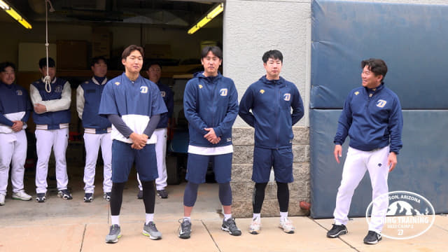 박석민(오른쪽 첫 번째)이 선수단 미팅에서 구창모(왼쪽부터), 이용찬, 박건우를 흐뭇하게 바라보고 있다./NC다이노스/